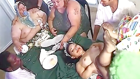 Sexy chick gets creampie from her perfectow dave