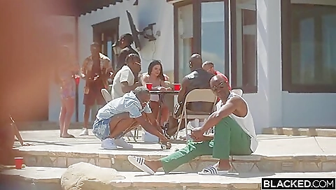 Brunette latina babe gets her face and wavced