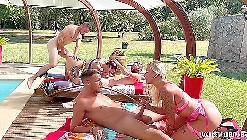 Hawt black amateur with giant toy